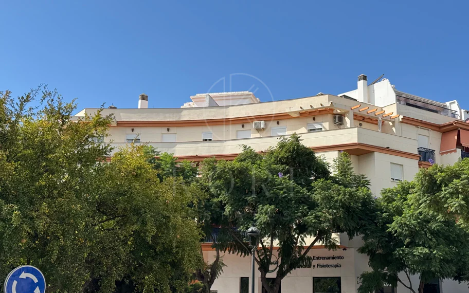 Ático Exclusivo de 4 Dormitorios en el Corazón de Estepona con Terraza y Solárium Privado