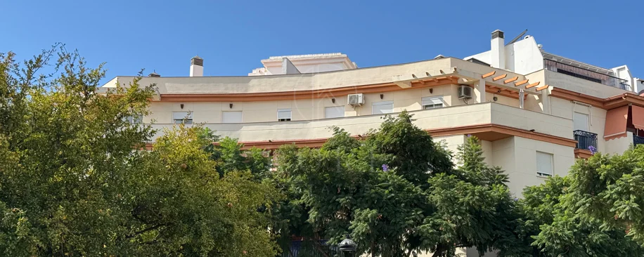 Ático Exclusivo de 4 Dormitorios en el Corazón de Estepona con Terraza y Solárium Privado