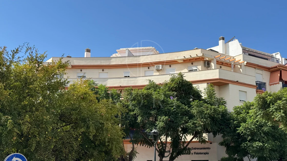 Ático Exclusivo de 4 Dormitorios en el Corazón de Estepona con Terraza y Solárium Privado