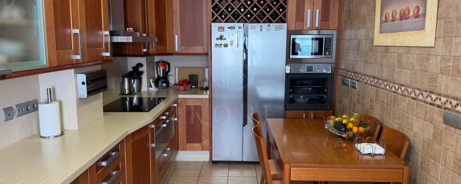 Ático Exclusivo de 4 Dormitorios en el Corazón de Estepona con Terraza y Solárium Privado