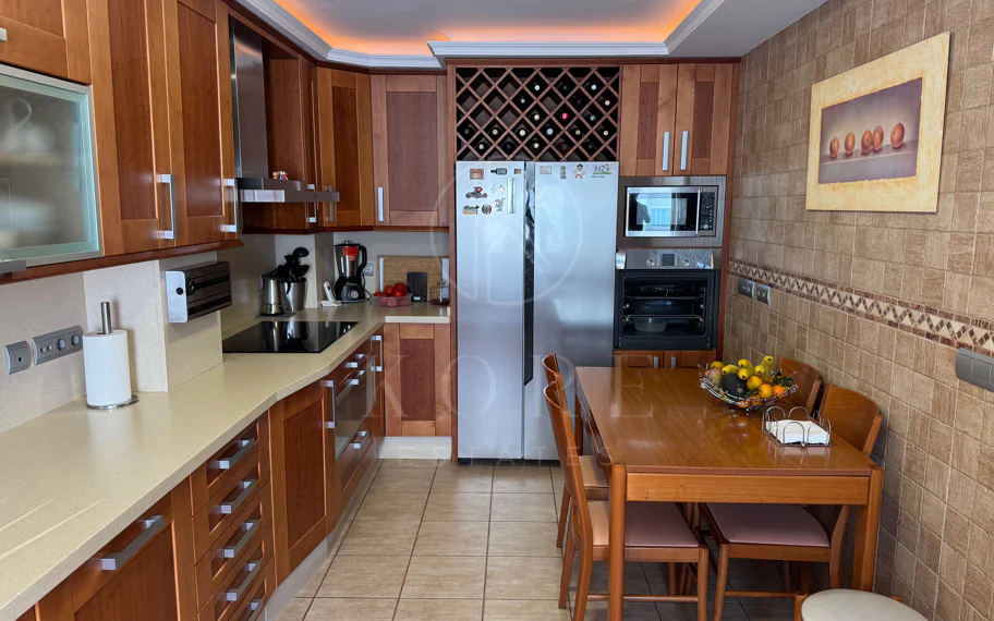 Ático Exclusivo de 4 Dormitorios en el Corazón de Estepona con Terraza y Solárium Privado