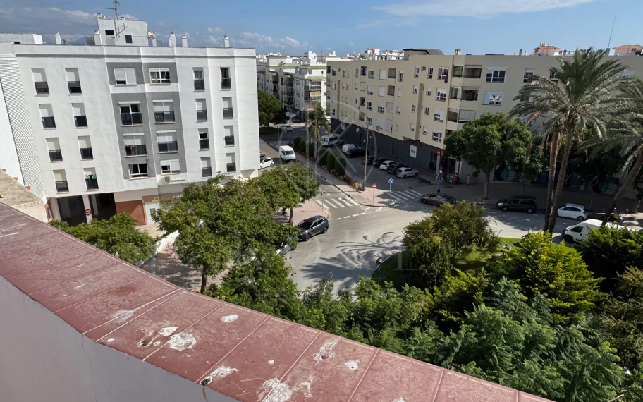 Ático Exclusivo de 4 Dormitorios en el Corazón de Estepona con Terraza y Solárium Privado