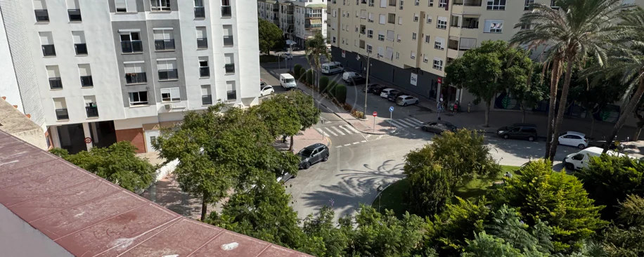 Ático Exclusivo de 4 Dormitorios en el Corazón de Estepona con Terraza y Solárium Privado