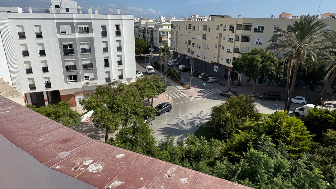 Ático Exclusivo de 4 Dormitorios en el Corazón de Estepona con Terraza y Solárium Privado