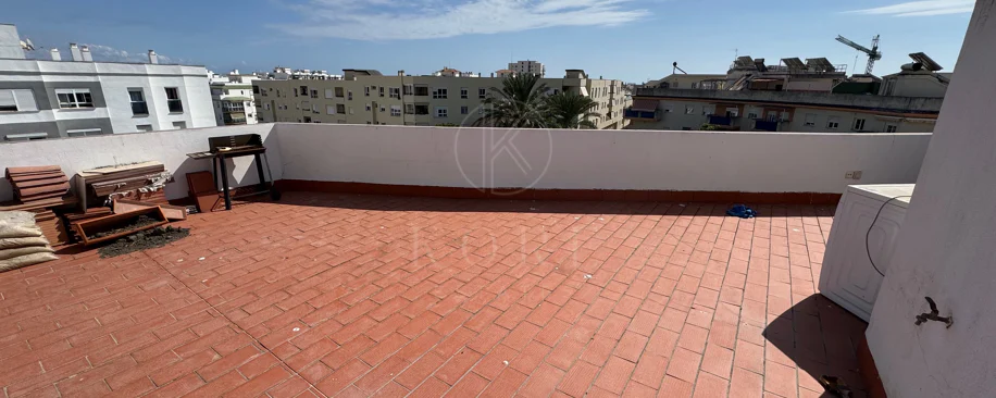Ático Exclusivo de 4 Dormitorios en el Corazón de Estepona con Terraza y Solárium Privado