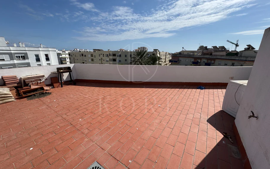 Ático Exclusivo de 4 Dormitorios en el Corazón de Estepona con Terraza y Solárium Privado