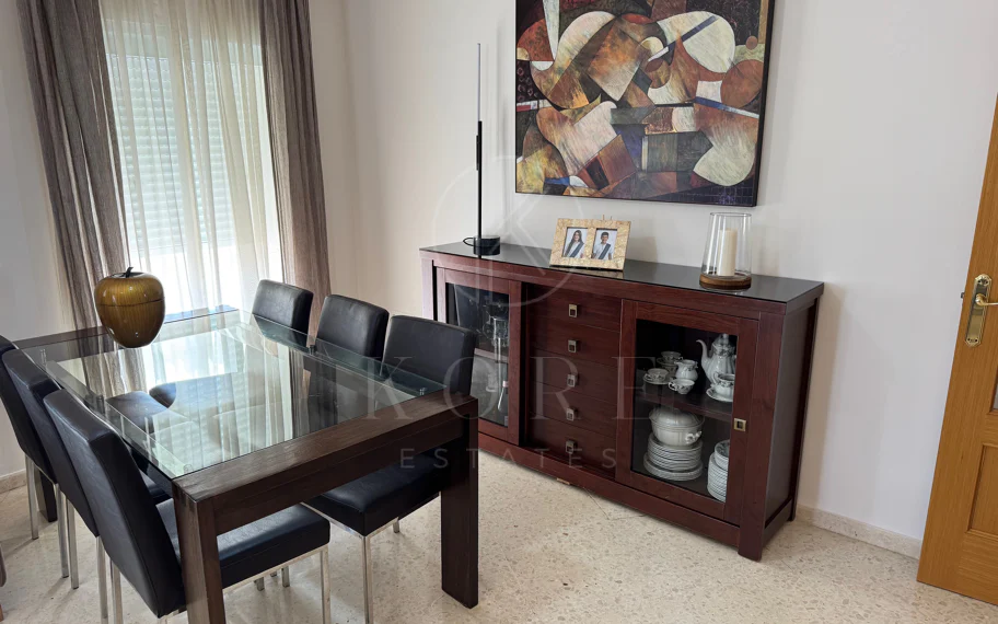 Ático Exclusivo de 4 Dormitorios en el Corazón de Estepona con Terraza y Solárium Privado