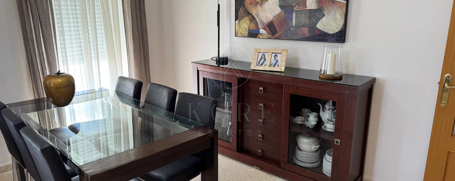 Ático Exclusivo de 4 Dormitorios en el Corazón de Estepona con Terraza y Solárium Privado