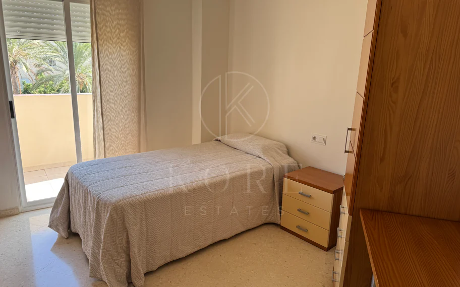 Ático Exclusivo de 4 Dormitorios en el Corazón de Estepona con Terraza y Solárium Privado