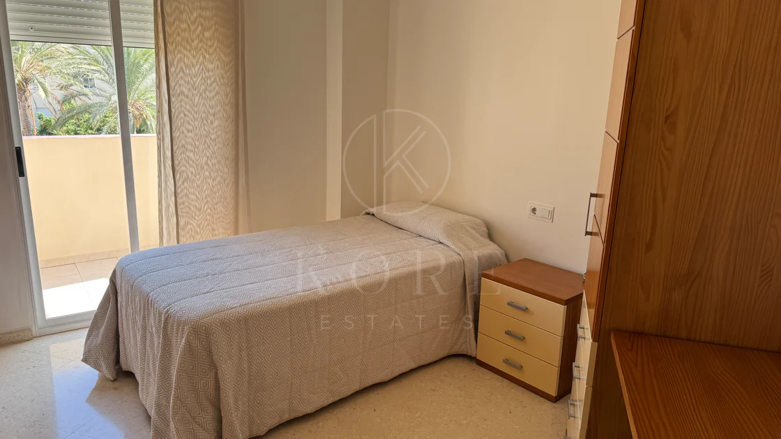 Ático Exclusivo de 4 Dormitorios en el Corazón de Estepona con Terraza y Solárium Privado