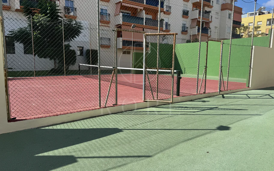 Ático Exclusivo de 4 Dormitorios en el Corazón de Estepona con Terraza y Solárium Privado