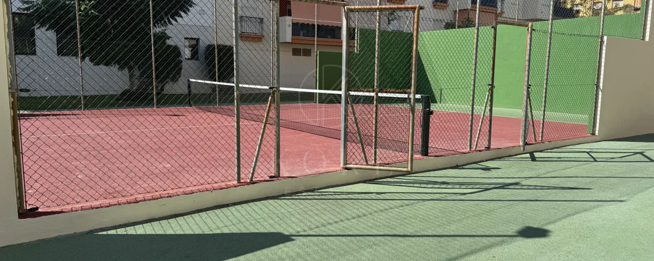 Ático Exclusivo de 4 Dormitorios en el Corazón de Estepona con Terraza y Solárium Privado