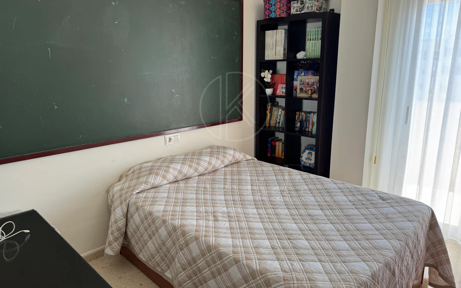 Ático Exclusivo de 4 Dormitorios en el Corazón de Estepona con Terraza y Solárium Privado