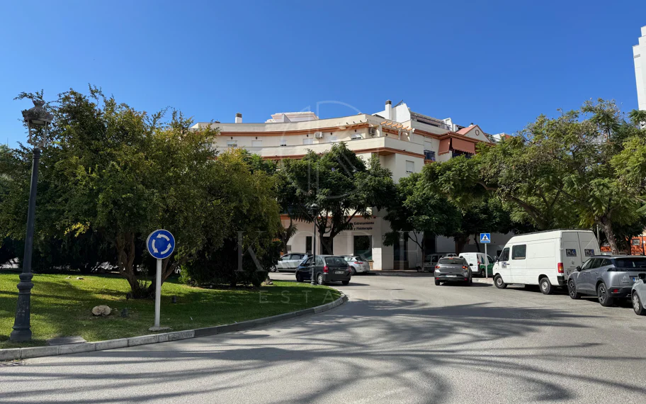 Ático Exclusivo de 4 Dormitorios en el Corazón de Estepona con Terraza y Solárium Privado