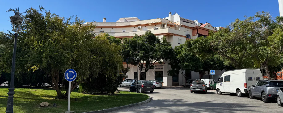 Ático Exclusivo de 4 Dormitorios en el Corazón de Estepona con Terraza y Solárium Privado
