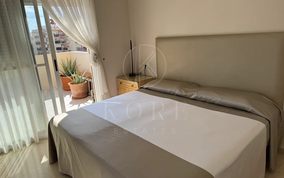 Ático Exclusivo de 4 Dormitorios en el Corazón de Estepona con Terraza y Solárium Privado