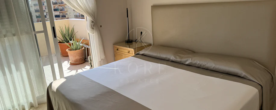 Ático Exclusivo de 4 Dormitorios en el Corazón de Estepona con Terraza y Solárium Privado