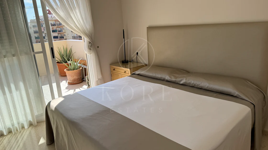 Ático Exclusivo de 4 Dormitorios en el Corazón de Estepona con Terraza y Solárium Privado