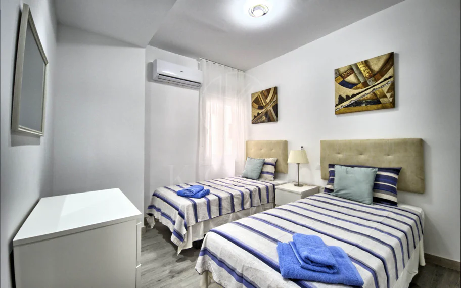 Precioso apartamento de 2 dormitorios reformado junto a la playa, en el corazón de Marbella.