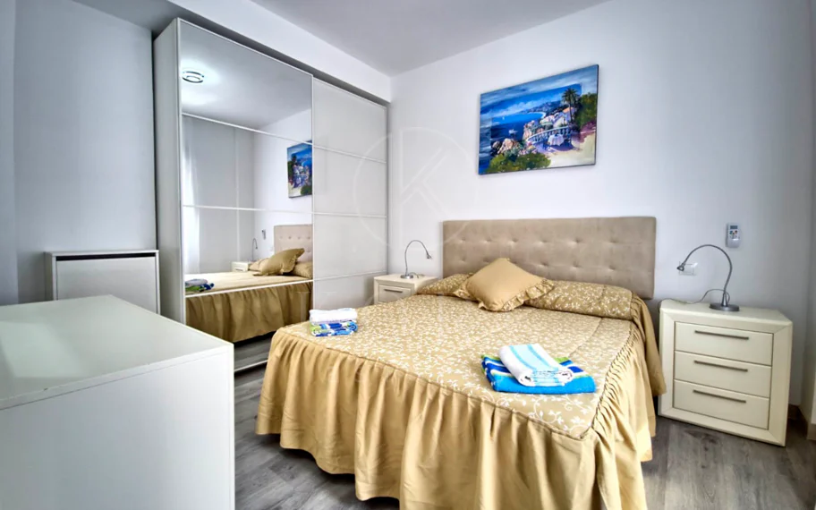Precioso apartamento de 2 dormitorios reformado junto a la playa, en el corazón de Marbella.
