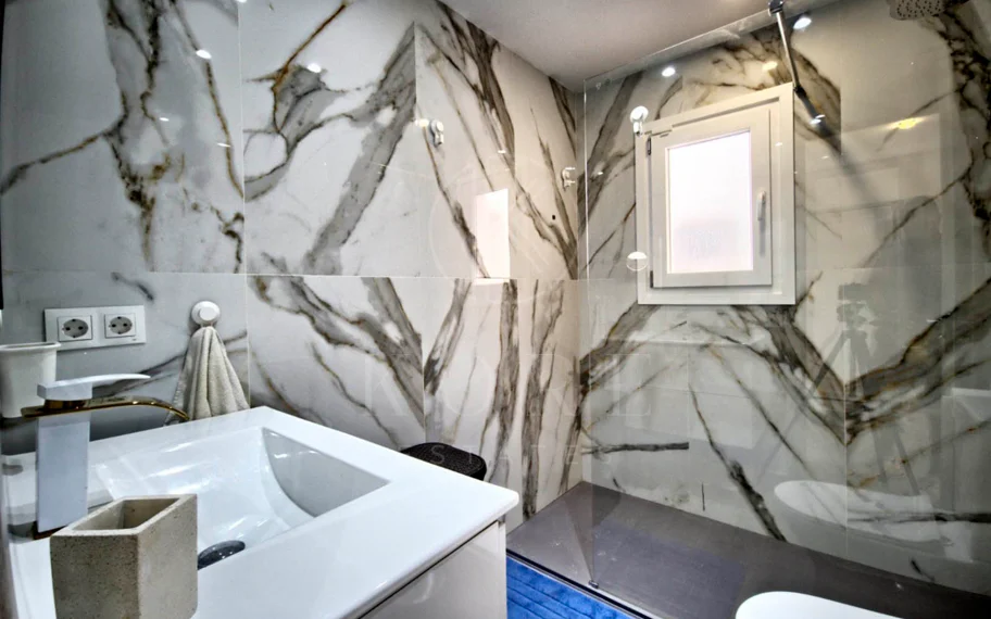 Precioso apartamento de 2 dormitorios reformado junto a la playa, en el corazón de Marbella.