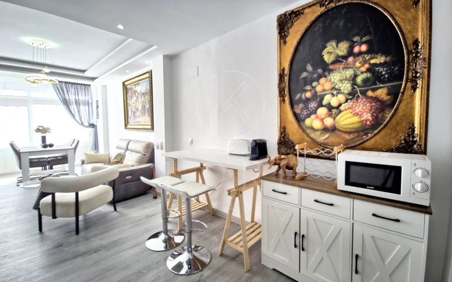 Precioso apartamento de 2 dormitorios reformado junto a la playa, en el corazón de Marbella.