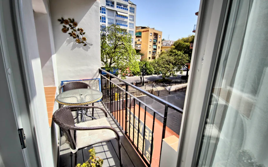 Precioso apartamento de 2 dormitorios reformado junto a la playa, en el corazón de Marbella.