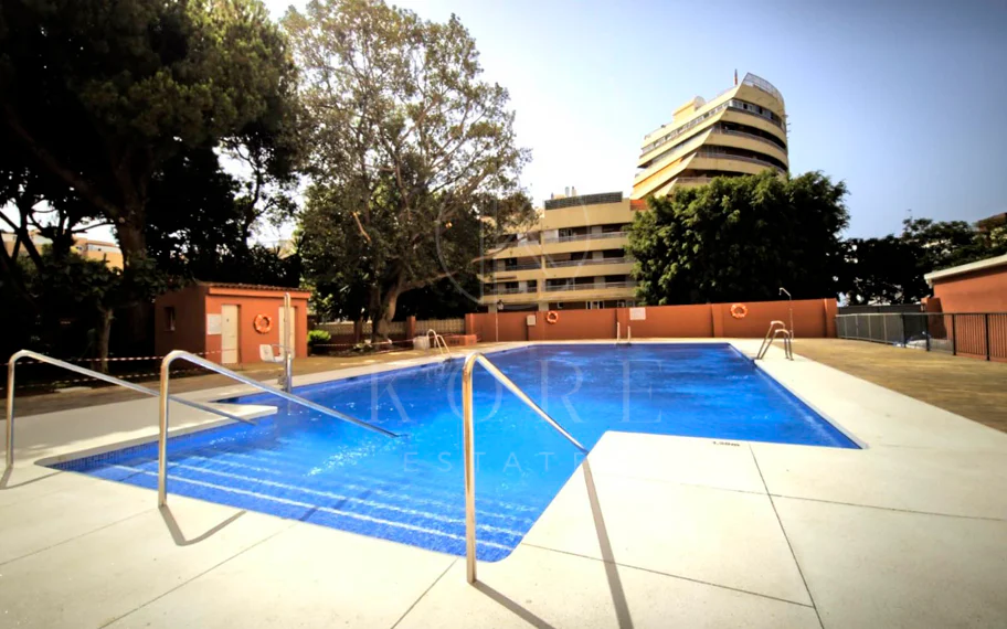 Precioso apartamento de 2 dormitorios reformado junto a la playa, en el corazón de Marbella.