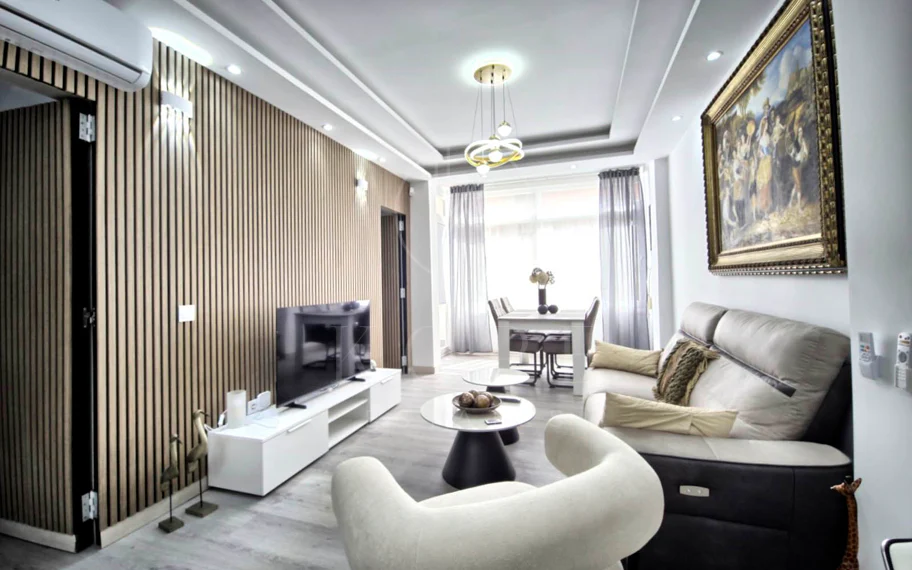 Precioso apartamento de 2 dormitorios reformado junto a la playa, en el corazón de Marbella.