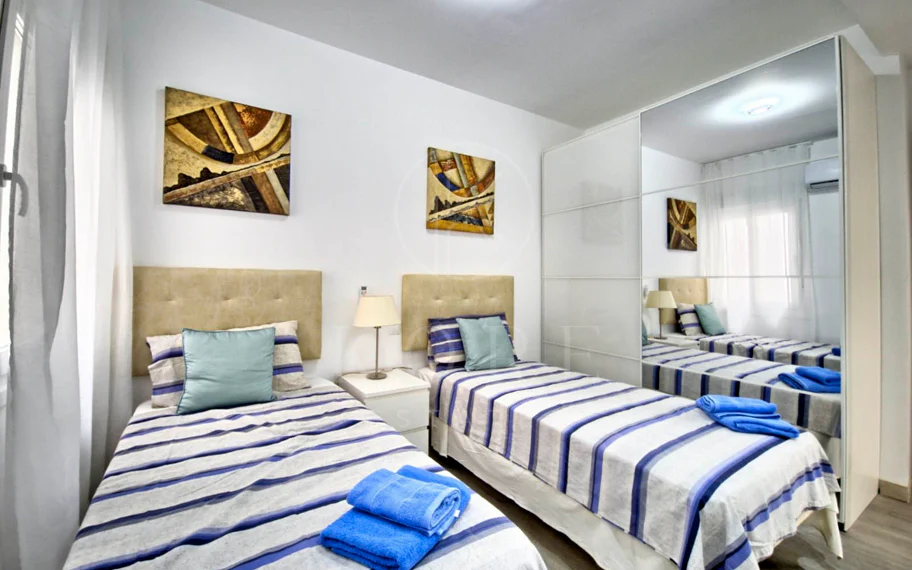 Precioso apartamento de 2 dormitorios reformado junto a la playa, en el corazón de Marbella.