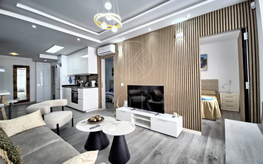 Precioso apartamento de 2 dormitorios reformado junto a la playa, en el corazón de Marbella.