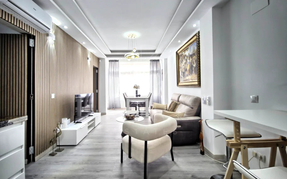 Precioso apartamento de 2 dormitorios reformado junto a la playa, en el corazón de Marbella.