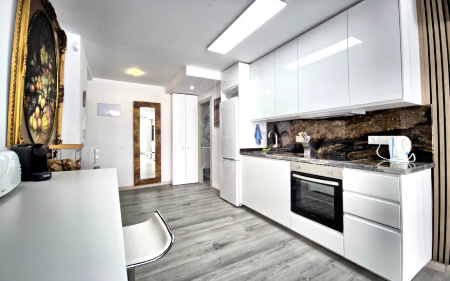 Precioso apartamento de 2 dormitorios reformado junto a la playa, en el corazón de Marbella.