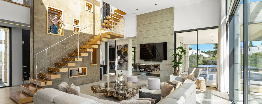 Luxury 7-Bedroom Villa in Nueva Andalucía with Panoramic Sea Views