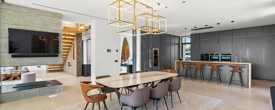 Luxury 7-Bedroom Villa in Nueva Andalucía with Panoramic Sea Views