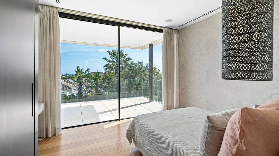 Luxury 7-Bedroom Villa in Nueva Andalucía with Panoramic Sea Views