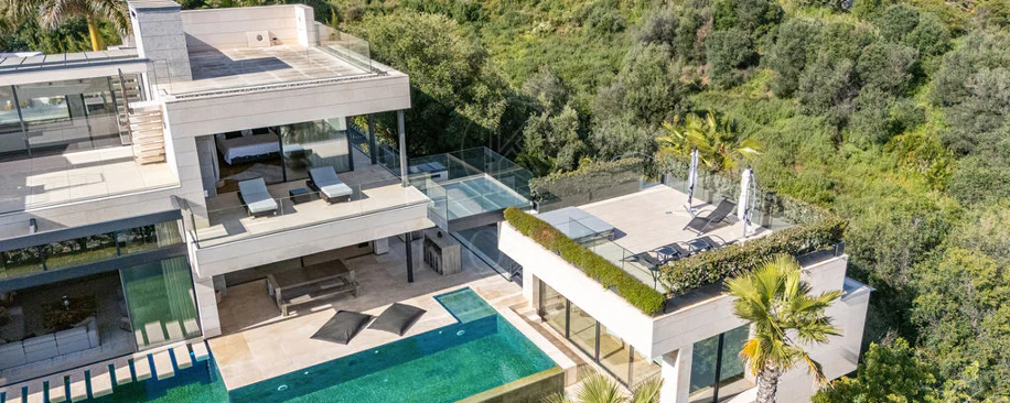 Luxury 7-Bedroom Villa in Nueva Andalucía with Panoramic Sea Views