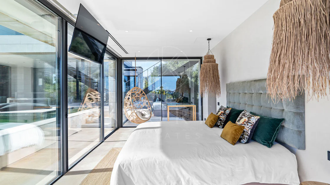 Luxury 7-Bedroom Villa in Nueva Andalucía with Panoramic Sea Views