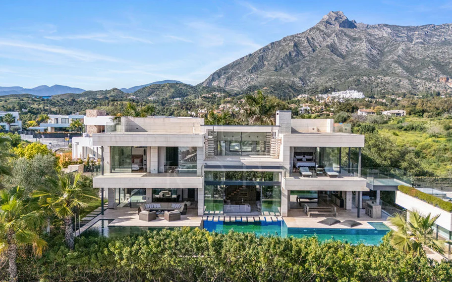 Villa de lujo de 7 dormitorios en Nueva Andalucía con vistas panorámicas al mar