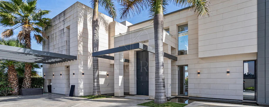Luxury 7-Bedroom Villa in Nueva Andalucía with Panoramic Sea Views