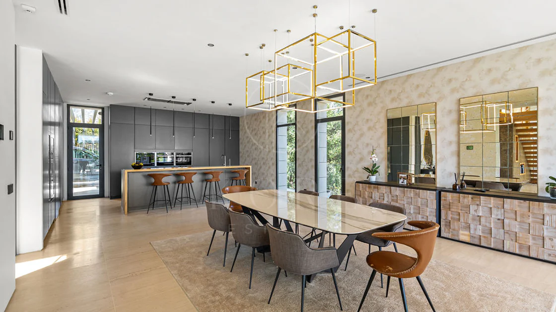 Luxury 7-Bedroom Villa in Nueva Andalucía with Panoramic Sea Views