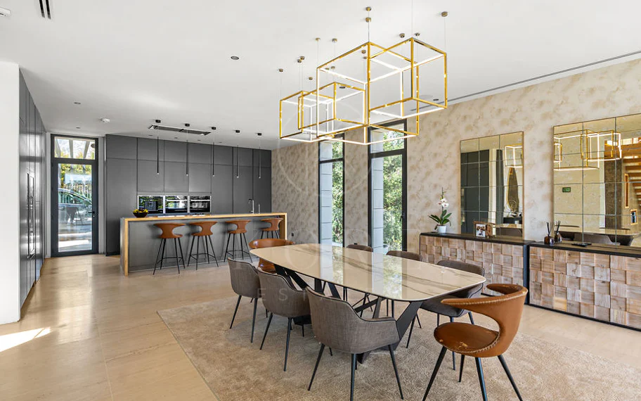 Villa de lujo de 7 dormitorios en Nueva Andalucía con vistas panorámicas al mar