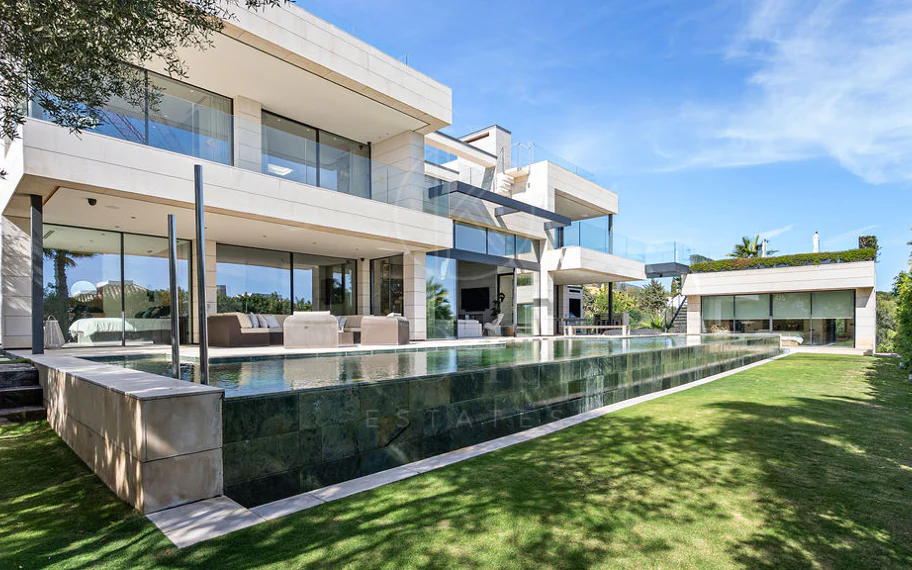 Villa de lujo de 7 dormitorios en Nueva Andalucía con vistas panorámicas al mar