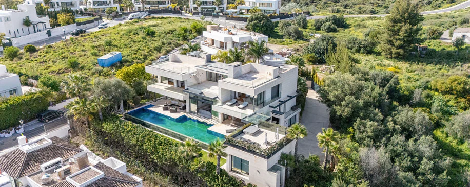 Luxury 7-Bedroom Villa in Nueva Andalucía with Panoramic Sea Views