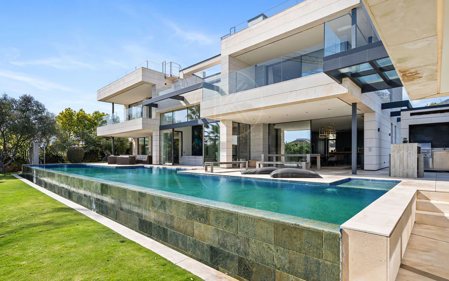 Villa de lujo de 7 dormitorios en Nueva Andalucía con vistas panorámicas al mar