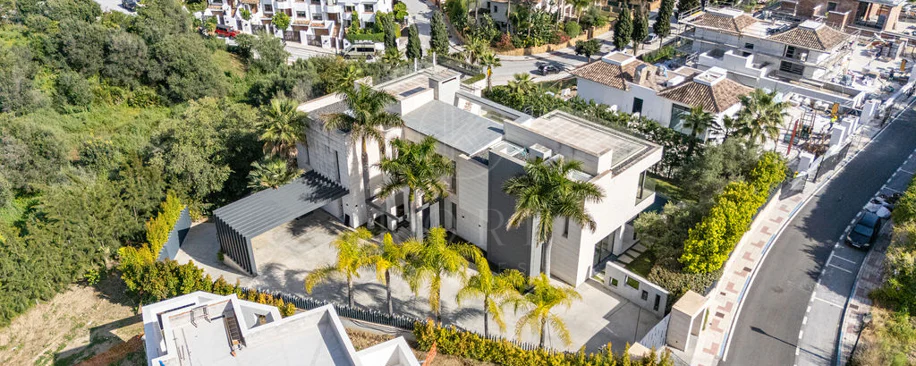 Luxury 7-Bedroom Villa in Nueva Andalucía with Panoramic Sea Views
