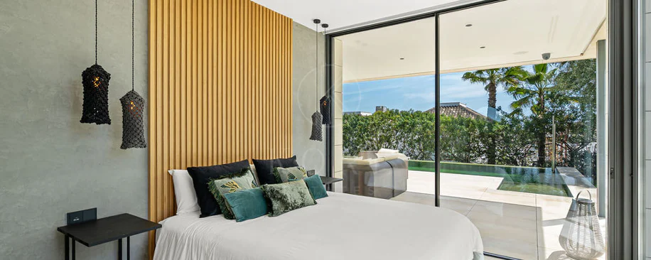 Luxury 7-Bedroom Villa in Nueva Andalucía with Panoramic Sea Views