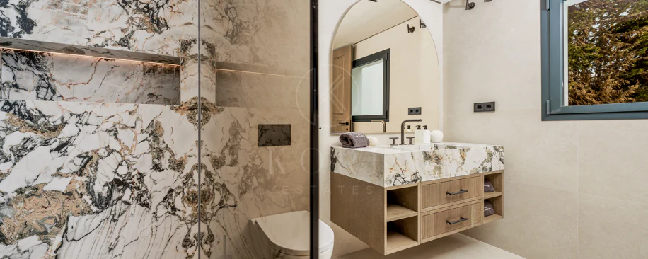 Villa for sale in Las Brisas, Nueva Andalucia