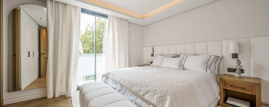 Villa for sale in Las Brisas, Nueva Andalucia