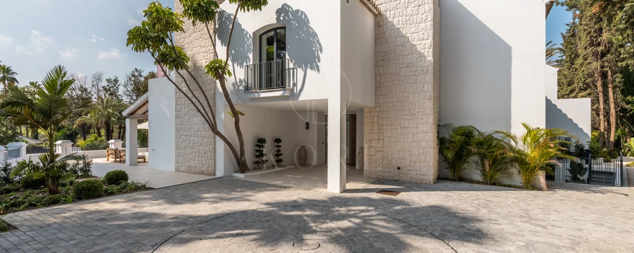 Villa for sale in Las Brisas, Nueva Andalucia